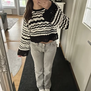 Stickad Tröja  - Säljer denna super fina stickade tröja från Zara med breda armarna och den är lite kortare! Köptes för 399kr och andvänd 2 gånger! Säljer för 250kr+frakt❣️