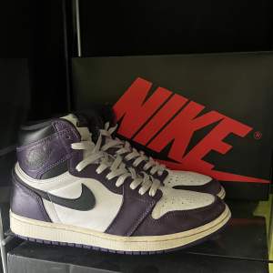 ☔️Jordan 1 high court purple ☔️🔥Storlek 43 🔥🍀Originalboxen och köpbevis tillkommer 🍀🦋Skickar gärna fler bilder eller svarar på frågor 🦋🌸Kan fraktas eller mötas upp i Stockholm 🌸⭐️Pris kan diskuteras vid snabb affär ⭐️