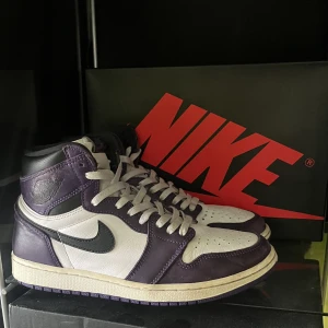 Jordan 1 high court purple - ☔️Jordan 1 high court purple ☔️🔥Storlek 43 🔥🍀Originalboxen och köpbevis tillkommer 🍀🦋Skickar gärna fler bilder eller svarar på frågor 🦋🌸Kan fraktas eller mötas upp i Stockholm 🌸⭐️Pris kan diskuteras vid snabb affär ⭐️
