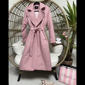 Kappa - BIKBOK - Rosa kappa från BikBok i storlek M. Endast använd 2-3 gånger. Som ny, inga deffekter. Jag är 160, och den kommer ungefär 10 cm under mina knän. Köpt för 699kr, säljer för 350kr. Priset kan alltid diskuteras🤗