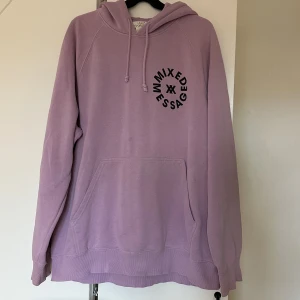 Rosa tjocktröja - Rosa tjocktröja med svart tryck i fram och bak. Storlek XL men passar som L