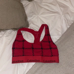 Calvin Klein BH - Helt oanvänd Calvin Klein BH. Perfekt nu till julen. 🌲❤️
