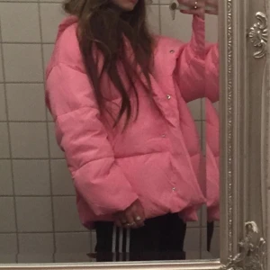 Rosa jacka - Skitfin rosa jacka i oversize passform💖 mini hål på bägge armarna, annars fri från defekter✨ slutsåld överallt