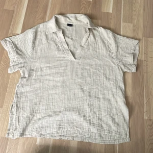 Mjuk kortärmad linneskjorta - Använd 1 gång, bra skick