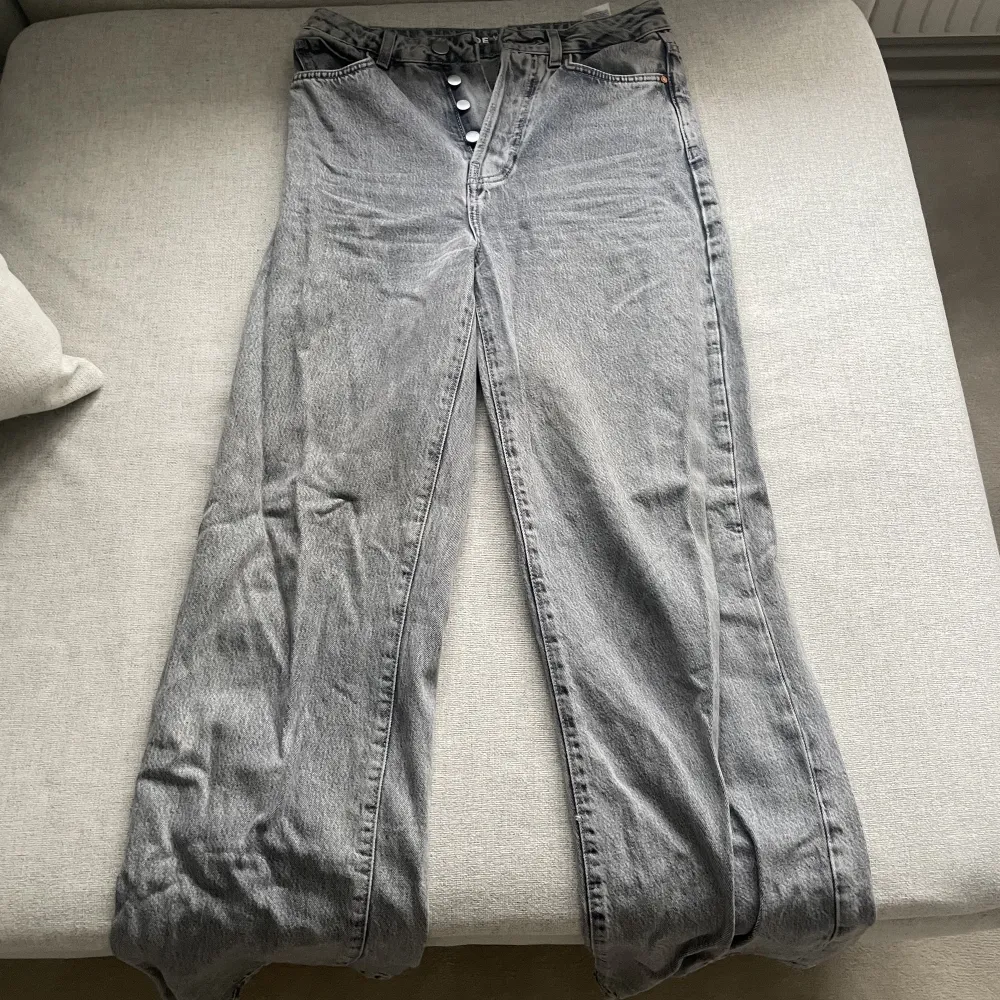 Storlek 25/32. Superfina gråa jeans som är highwaist. Är 161cm! . Jeans & Byxor.