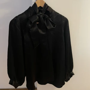 Knytblus - Svart knytblus