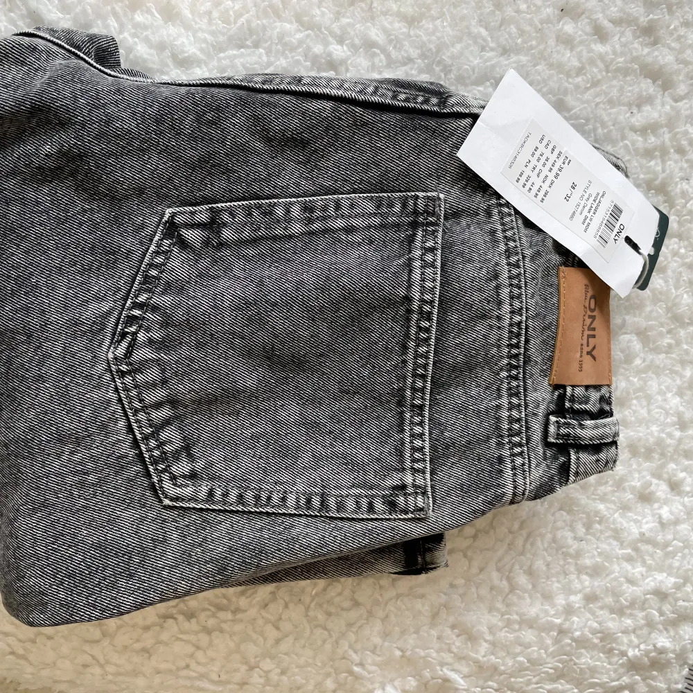 Så fina jeans som är helt nya med prislappen kvar som tyvärr inte passade mig💕. Jeans & Byxor.