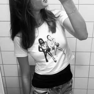 Så snygg t-shirt - Liknar den ifrån ”in print we trust”. Använd ett fåtal gånger men i nyskick, jättesnygg med ett linne under som på bilden💓