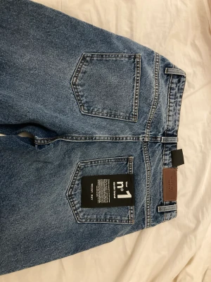 Nya jeans  - Helt oanvända jeans med prislapp på!  Från Nelly i strl 28/32!   Väldigt fina men passade tyvärr inte mig