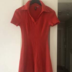 Röd klänning från hm. Knappt använd. Strl S, liten i storlek. 