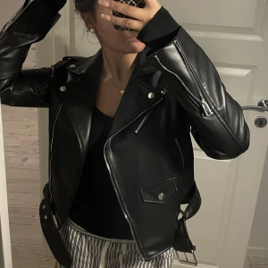Skinnjacka - Säljer min skinnjacka från Zara som är 2 år gammal men aldrig använd. Storlek: S