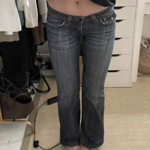 jättesnygga lågmidjade jeans i storlek 38 jättebra skick!💕de är lite sönder i dragkedjan men det går fortfarande att stänga den, kan skicka bild på det om du vill. ❤️ endast använda av tidigare ägaren. midjemått: 37cm  innerbenslängd: 75cm