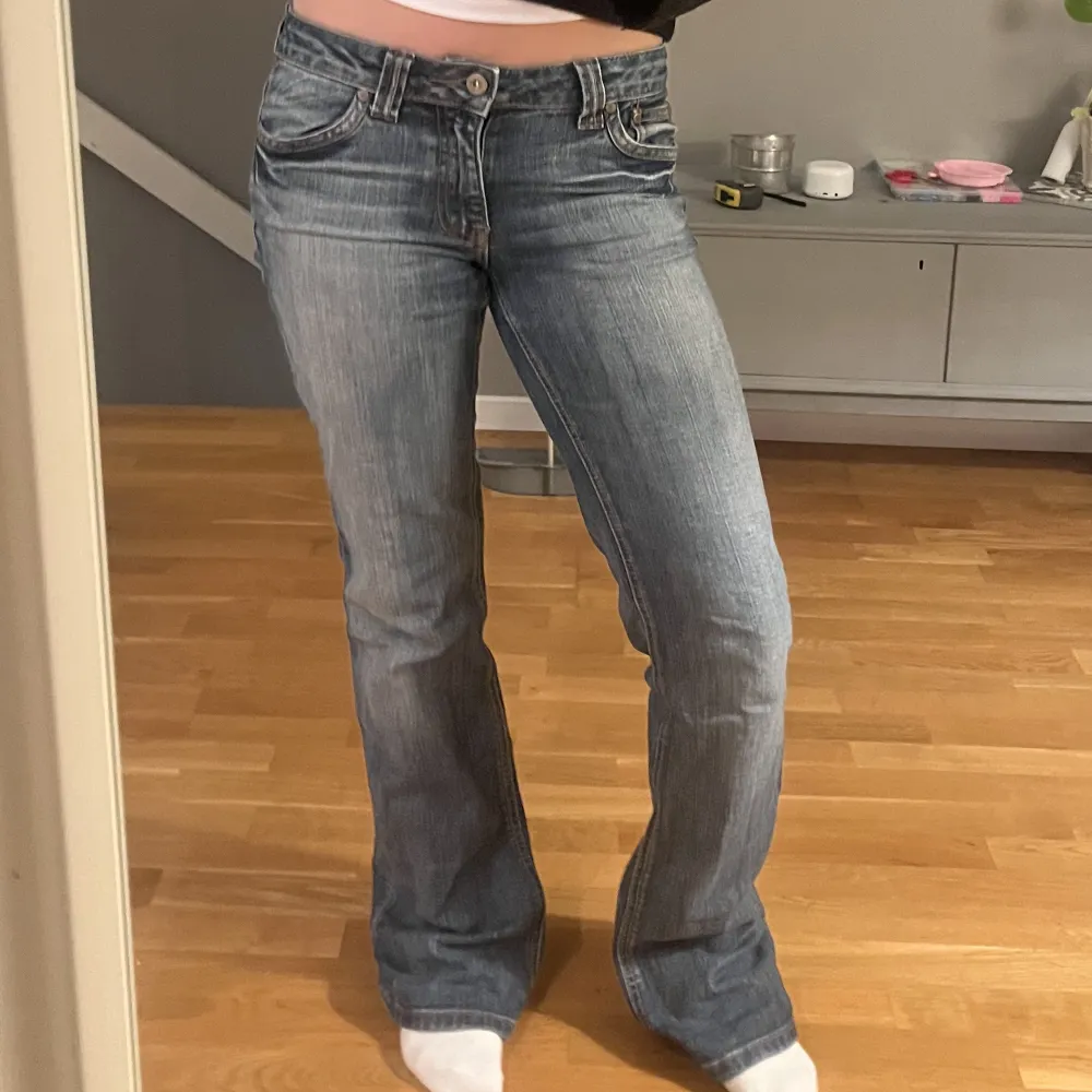 Lågmidjade jeans köpta secondhand🩷 Lite för långa på mig som är ca 168. Jeans & Byxor.