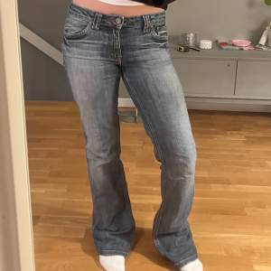 Lågmidjade jeans köpta secondhand🩷 Lite för långa på mig som är ca 168