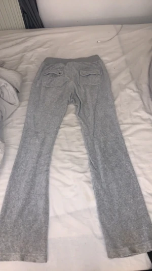 Gråa Juciy byxor storlek xs/s - Juciy byxorna är inte använda så mycket och inte några skador på, funkar för personer som har storlek xs och s❤️