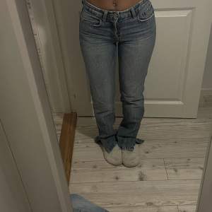 Säljer dessa väldigt fina jeans från zara då de inte kommer till användning. Storlek 34