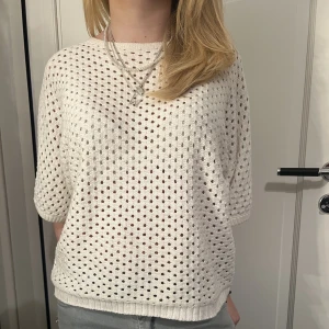 Stickad topp - Jätte fin stickad topp med ”hål” från Kappahl. Köpte den ny för 500kr. Använt ungefär 7 gånger, köpte den innan skolstart 2023!❤️❤️❤️