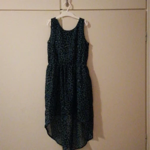 Festklänning - Party klänning i grön leopard 