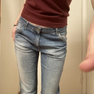 Lowwaisted Jeans - Ett par lowwaisted jeans med baggy fit, made in Italy 💙 Pris kan diskuteras 🙌