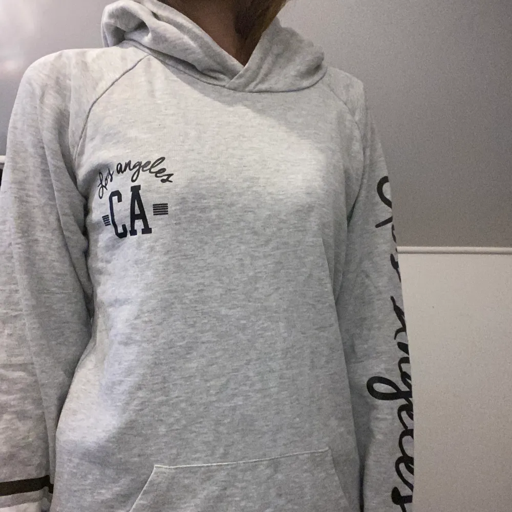 Säljer denna hoodien . Hoodies.