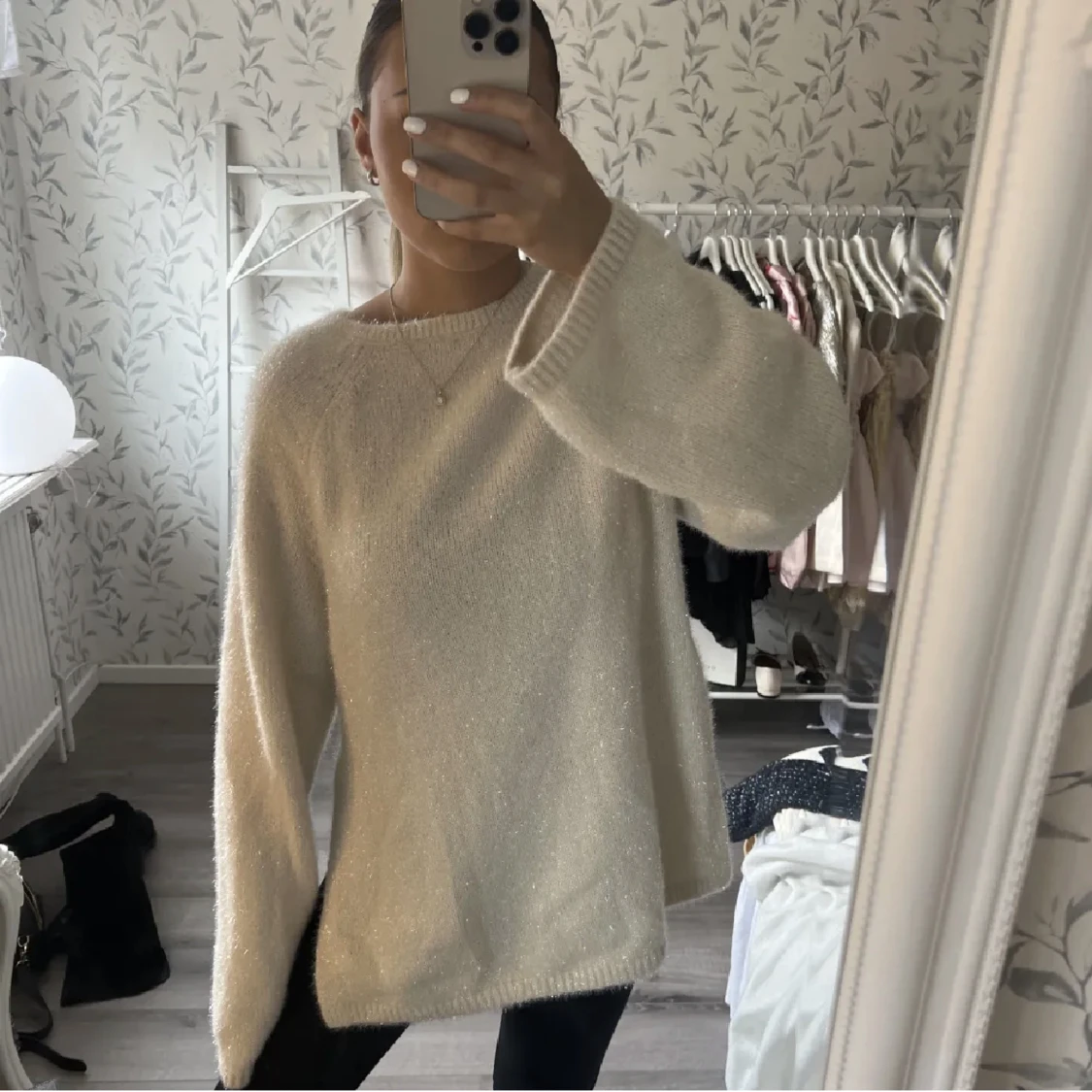 Vit glittrig stickad tröja