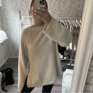 Vit glittrig stickad tröja - En vit stickad tröja från Hm. Använd endast en gång , nypris 400💙