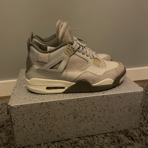 Jordan 4 - Säljer mina Jordan 4s pågrund av ingen användning, skorna är köpta på hemsidan laced. Box ingår, Skick 9/10, storlek 44, skriv gärna vid funderingar. Ny pris: 3300