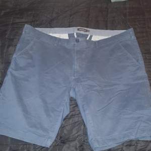 Ett par blåa shorts ifrån Dressman XL i storlek 5xl.
