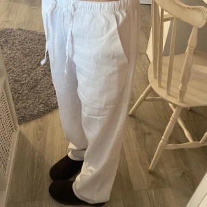 SNYGGA LINNEBYXOR 🤍🫶🏻 - Säljer mina linnebyxor eftersom dom aldrig används. Dom är i nyskick och aldrig använda, lappen sitter kvar! Inte genomskinliga om man har rosa/beigt under. Storlek 146/152 och innerbens längden är ungefär 70cm. Lågmidjade. Priset går att diskutera💗😍