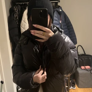 Glansig pufferjacka - Säljer nu min glansiga pufferjacka från Boohoo då den inte kommer till användning, endast använd en vinter väldigt sparsamt, inga defekter. Nypris 500kr, skriv privat för fler bilder eller frågor🥰