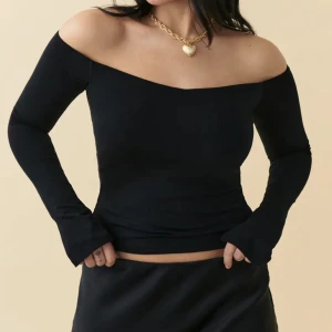 Svart off shoulder topp  - Svart off shoulder topp från Gina tricot i storlek M. Slits vid ärmsluten. Endast använd en gång. Helt slutsåld. 