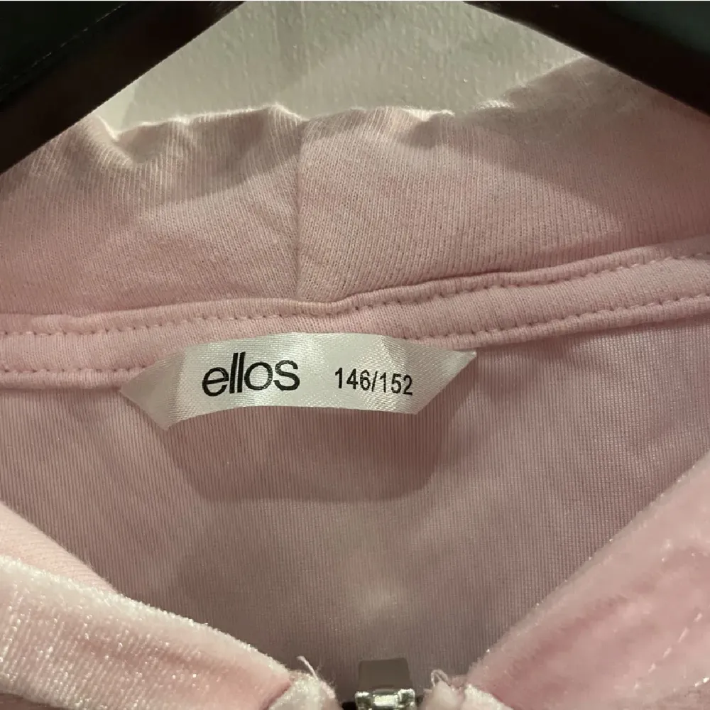 Säljer denna Rosa kofta från Ellos med text ”Pinky” den är i barnstorlek men passar absolut en XS-S . Hoodies.