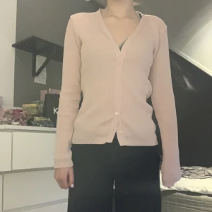 Rosa kofta💓 - Saknas  två knappar, Säljer för den kommer inte till användning,