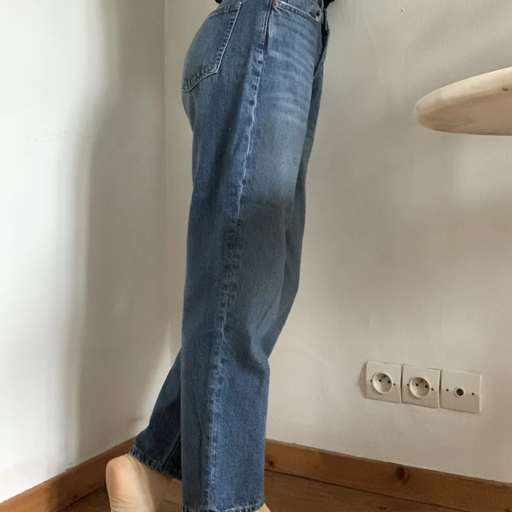 Mom jeans, storlek 36/38. Frakt tillkommer! Skriv för mer info🖤. Jeans & Byxor.