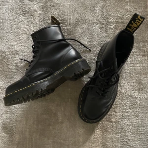 Dr. Martens - Säljer dessa jättefina Dr.Martens som är i så fint skick😍de är perfekta nu till hösten/vintern🍂