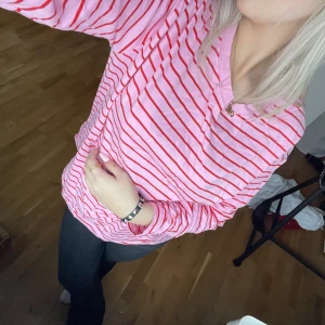 Randig tröja - Randig tröja ifrån Lindex, storlek: M❤️ köparen står alltid för frakten, om du har fler frågor så är det bara att skriva❤️