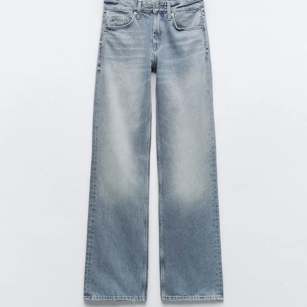 Säljer mina (ljusblåa) zara jeans. Mid waist, från förra sommaren. Använda sparsamt. De är något ljusare än på bilden💞. Jeans & Byxor.