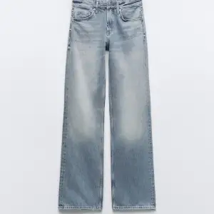 Säljer mina (ljusblåa) zara jeans. Mid waist, från förra sommaren. Använda sparsamt. De är något ljusare än på bilden💞