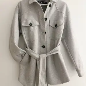 Cute Grey Jacket from Zara!  • Perfect for Fall / Spring! • Great condition (no stains, holes, damage, etc.)  • Lightly worn  • Machine Washable  • Size M  • Original price: 600kr
