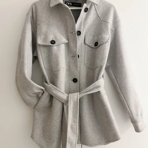 🩶Grey Zara Jacket (Kappa) 🩶 - Cute Grey Jacket from Zara!  • Perfect for Fall / Spring! • Great condition (no stains, holes, damage, etc.)  • Lightly worn  • Machine Washable  • Size M  • Original price: 600kr