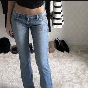 Jättesnygga lågmidjade jeans - Snygga och trendiga lågmidjade jeans. Nästan helt oanvända och inget slitage på de. Jag säljer för de var förstora för mig💕