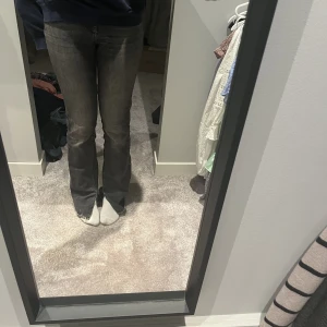 Only jeans - Jeans med slits från only. De är i bra skick och i storlek M/36💞