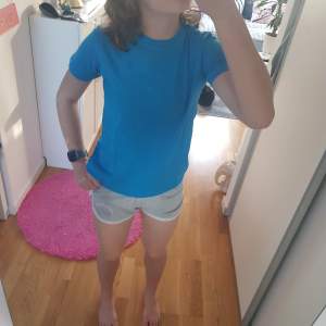Its a blue basic t-shirt. Not used at all, its a bit tight by the neck, 100% cotten