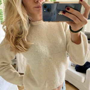 Stickad tröja  - En vit stickad ulltröja från &otherstories, sparsamt använd 