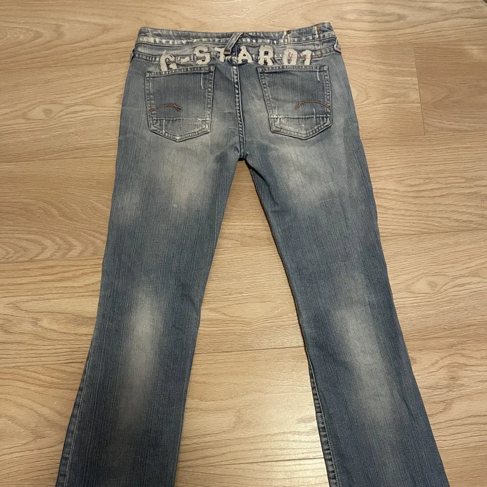Low waist och bootcut jeans 💓  Använda men i gott skick, är inte för korta på mig som är 1,70. Budning börjar på 200kr! Frakt betalas av köparen.. Jeans & Byxor.