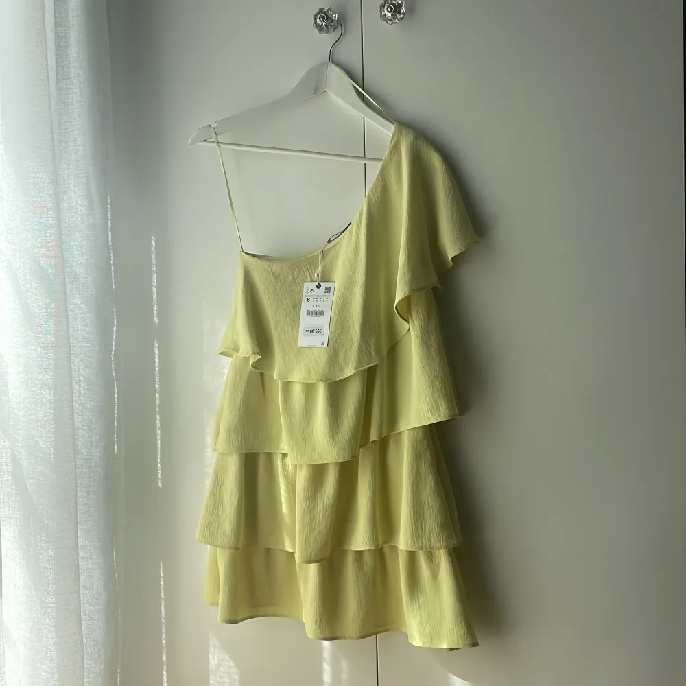 Säljer denna populära klänning från Zara då den tyvärr inte kommit till användning💞 prislappen kvar!. Klänningar.