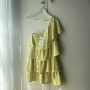 Klänning - Säljer denna populära klänning från Zara då den tyvärr inte kommit till användning💞 prislappen kvar!