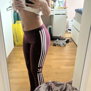 Byxor - Säljer ett par adidas leggings jätte sköna och as snygg färg❤️innerbenslängd är 70. skriv för intresse🌸