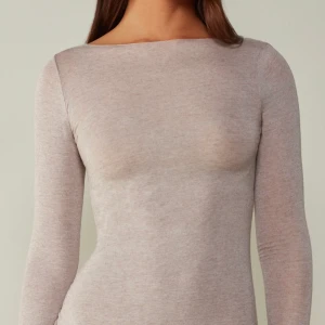 Intimissimi tröja - Superfin Intimissimi tröja som är köpt i nordstan för 400kr. Säljer pga att ja inte får någon användning. Tröjan har små hål på ärmen därav lågt pris. Hålen syns inte när man har på sig tröjan, skriv privat för fler bilder. 