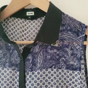 Ärmlös blur - Tunn mönstrad blå/svart/vit blus stl.S